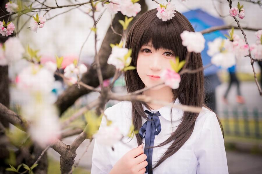 日系清新校园美女樱桃花下美艳动人写真图片