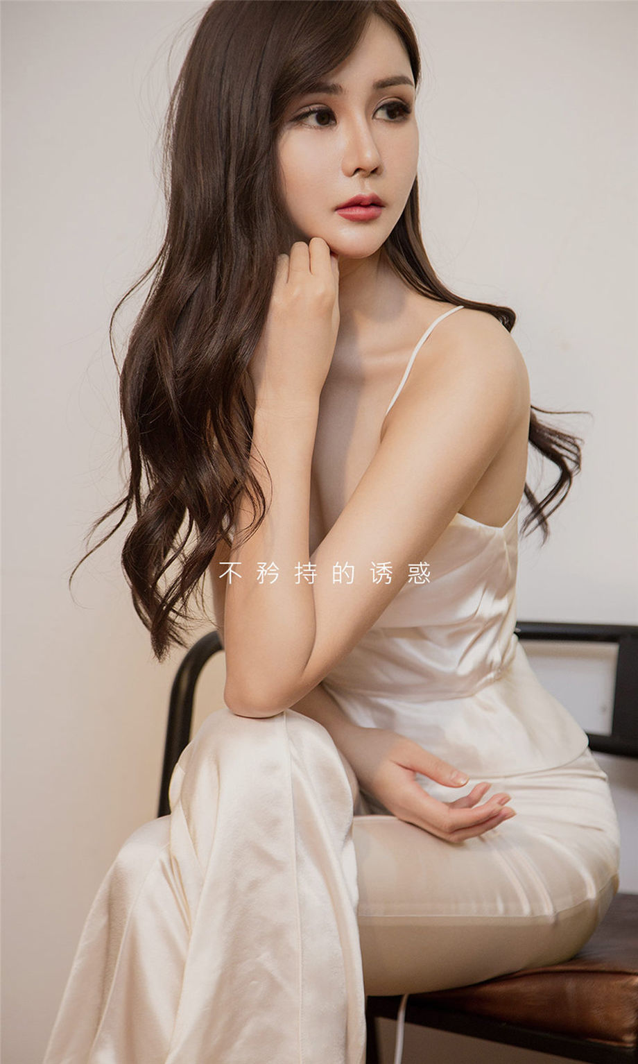 妩媚爆乳小姐姐Katrine圆润美臀大尺度人体艺术魅惑写真图片