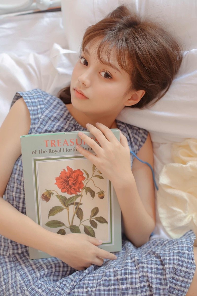 清纯美少女萝莉格子连衣裙温婉舒雅居家写真图片