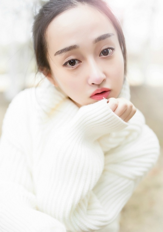 白净秀气大眼00后清纯妹子树林自拍美图