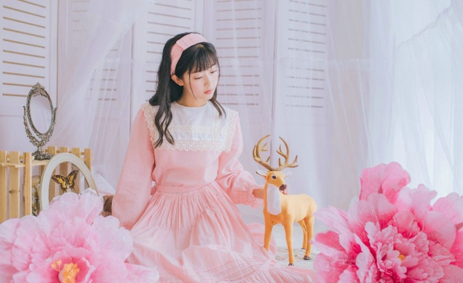 00后粉嫩少女清新甜美迷人私房写真照