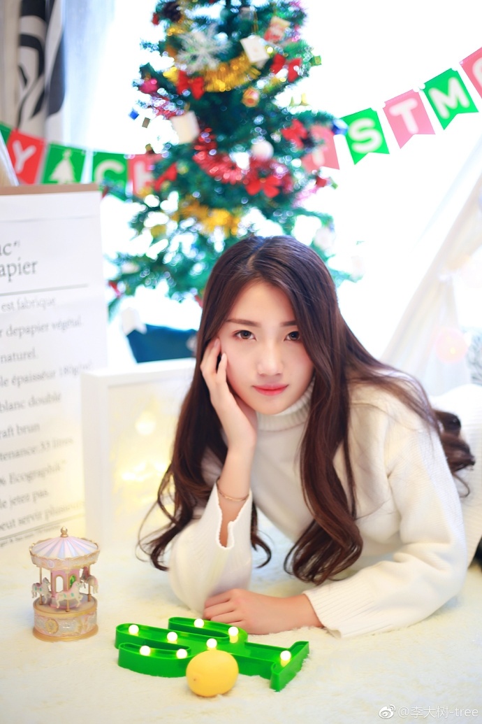 长发美女圣诞节美腿福利秀雅绝俗写真图片