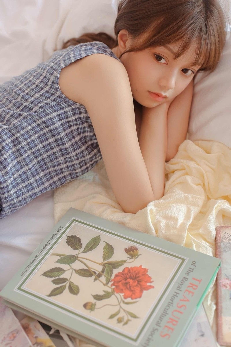 清纯美少女萝莉格子连衣裙温婉舒雅居家写真图片