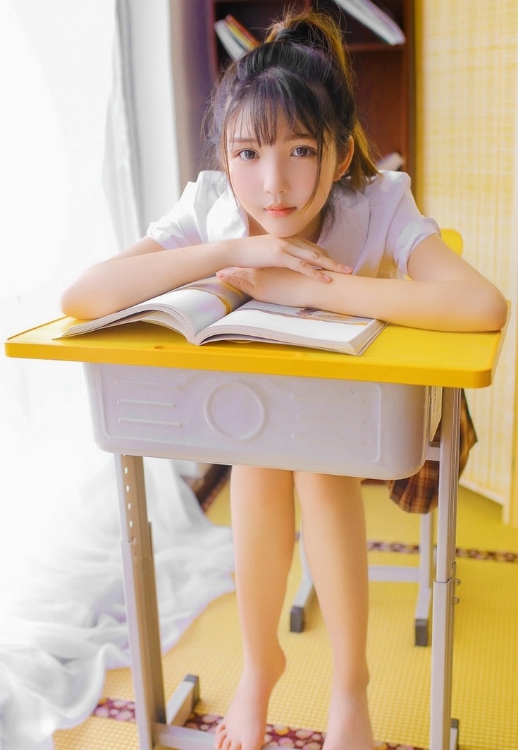 清新甜美清纯学生妹短裙美腿写真图片