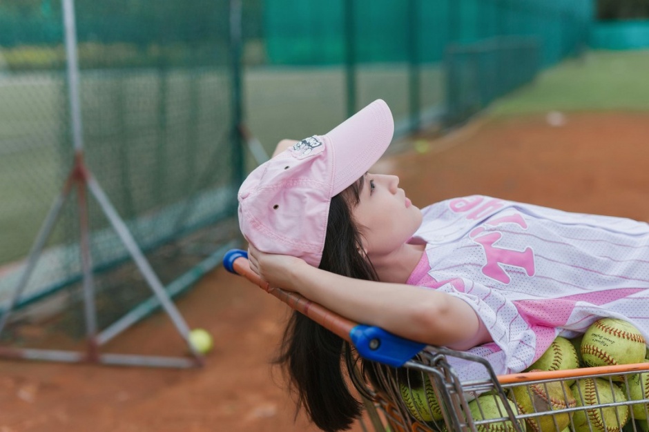 清纯棒球美女青春靓丽操场活力写真图片