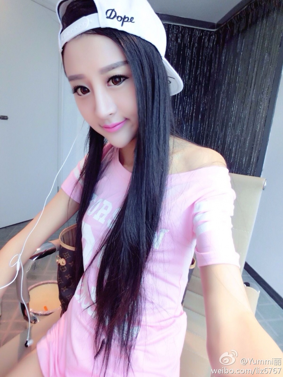 网红长腿美女Yummi丽生活自拍私密照写真