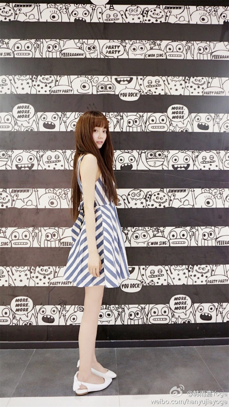 网红美女韩雨嘉白嫩诱人美腿街拍写真