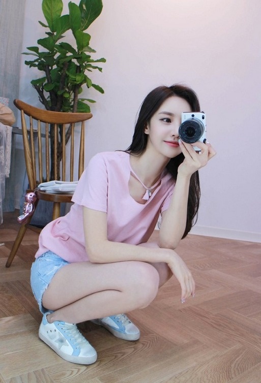 人气美女百变时尚化妆镜前诱人自拍秀美腿