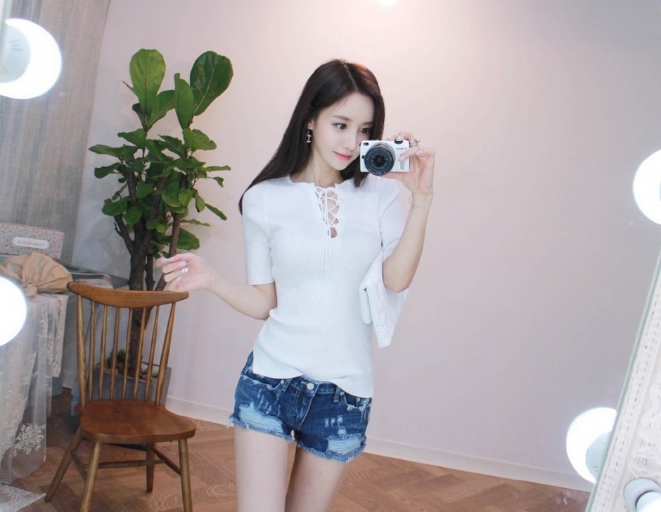 人气美女百变时尚化妆镜前诱人自拍秀美腿