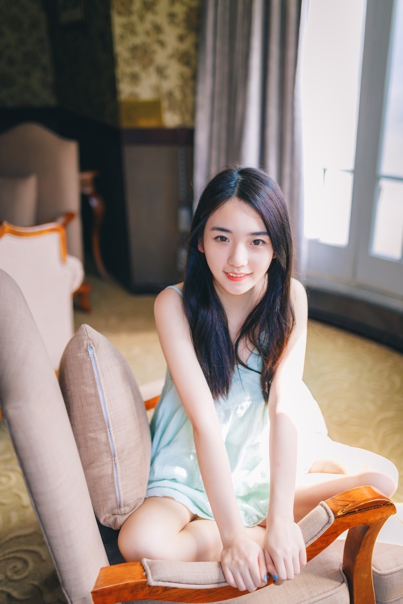 清纯吊带美女唇红齿白居家养眼写真