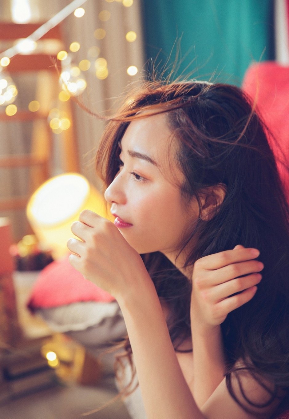 性感火辣御姐香肩吊带私房玉背风情写真图片