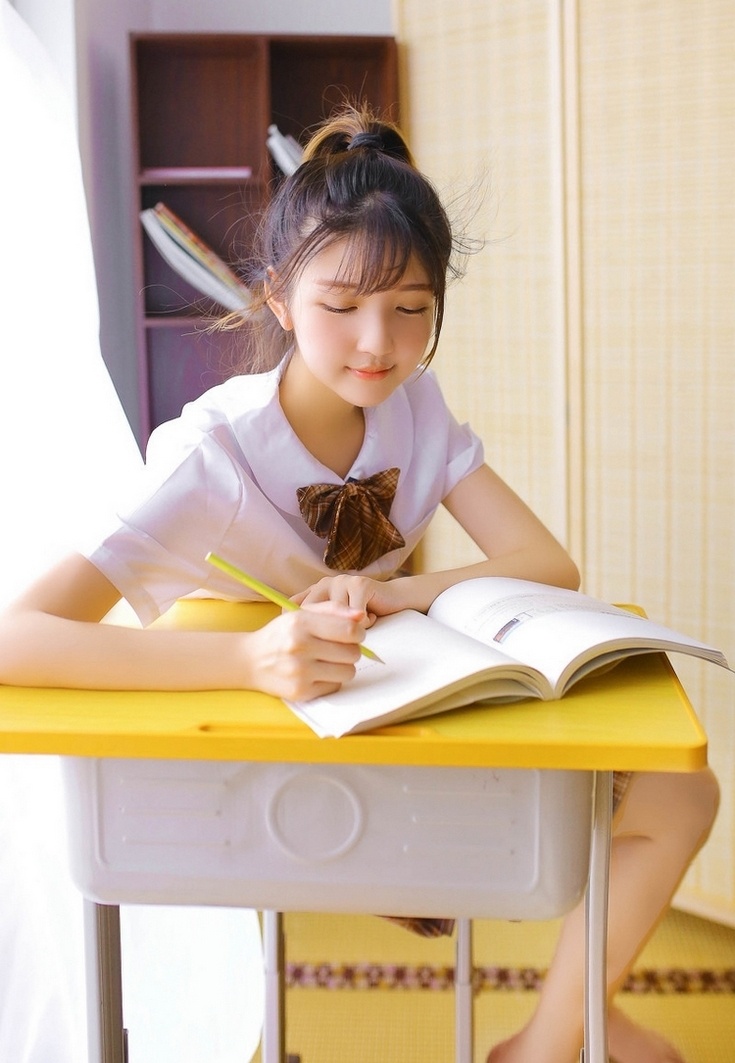 清新甜美清纯学生妹短裙美腿写真图片