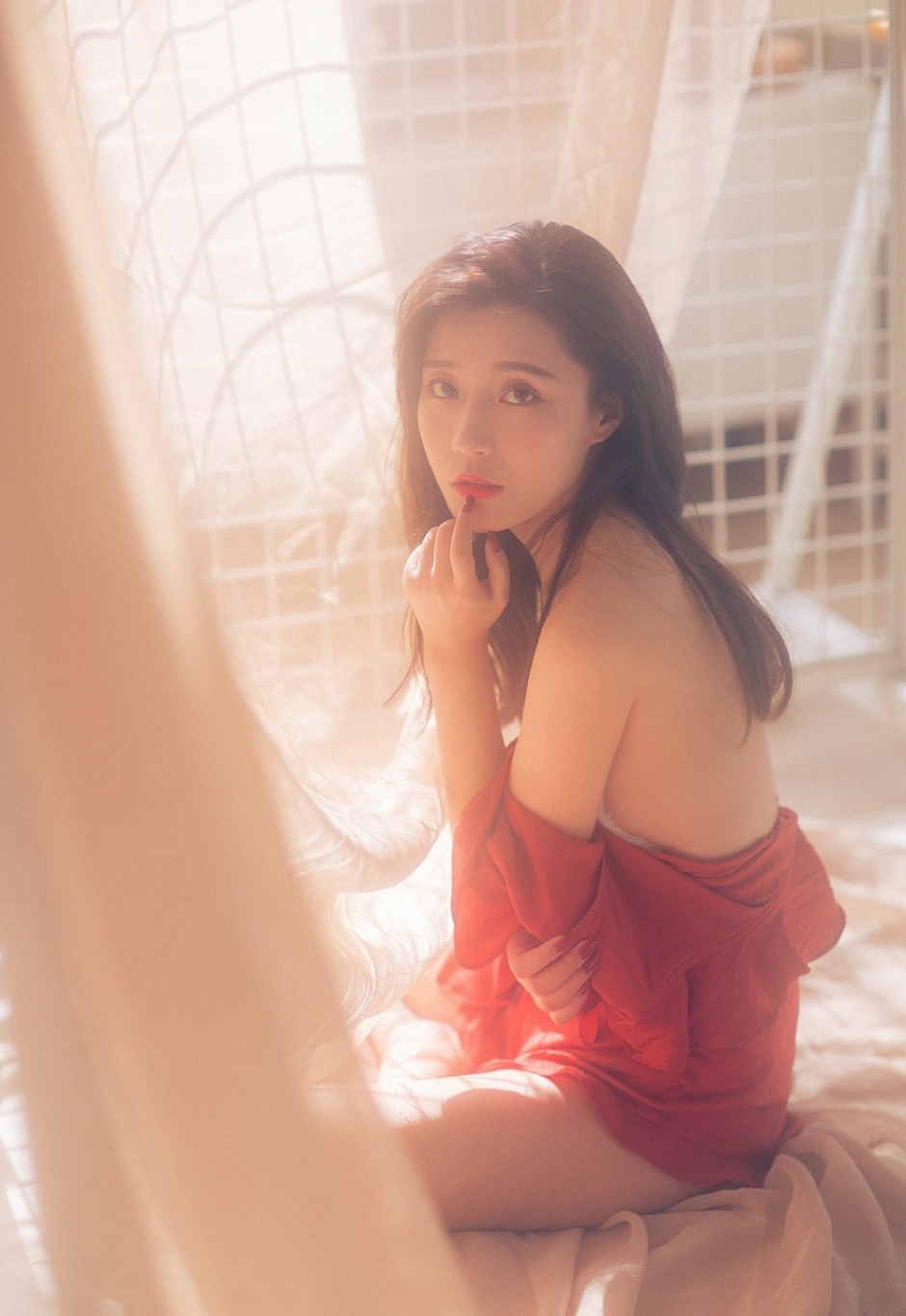 性感红衣美女床上大胆裸露玉背诱惑写真图片