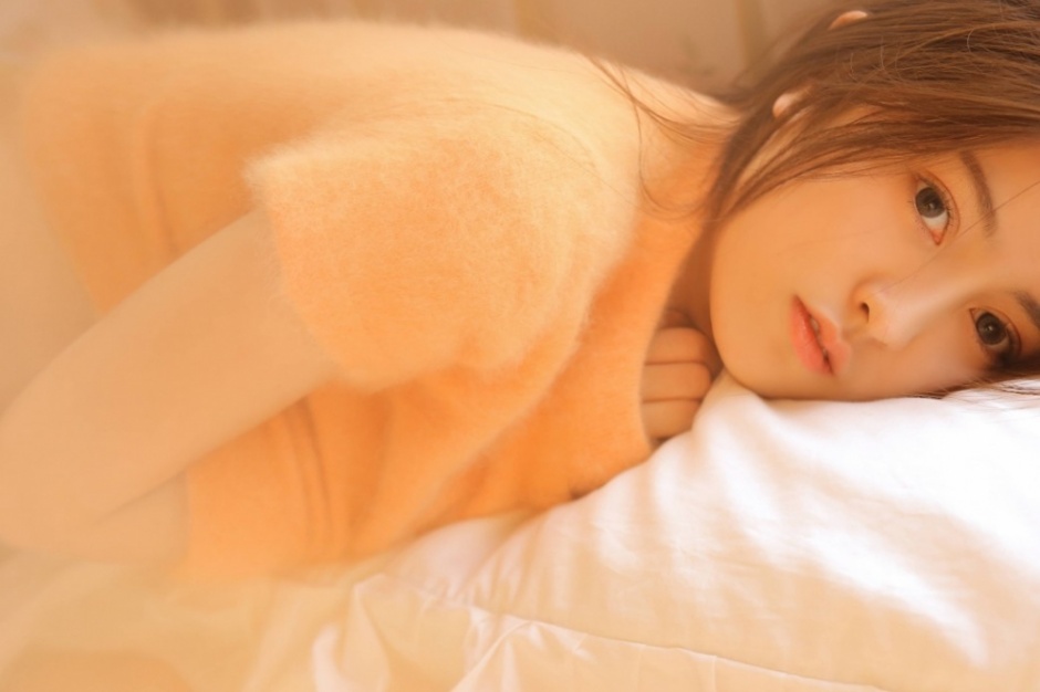 嫩白美腿少女卧室大胆开放性感小蛮腰养眼写真图片