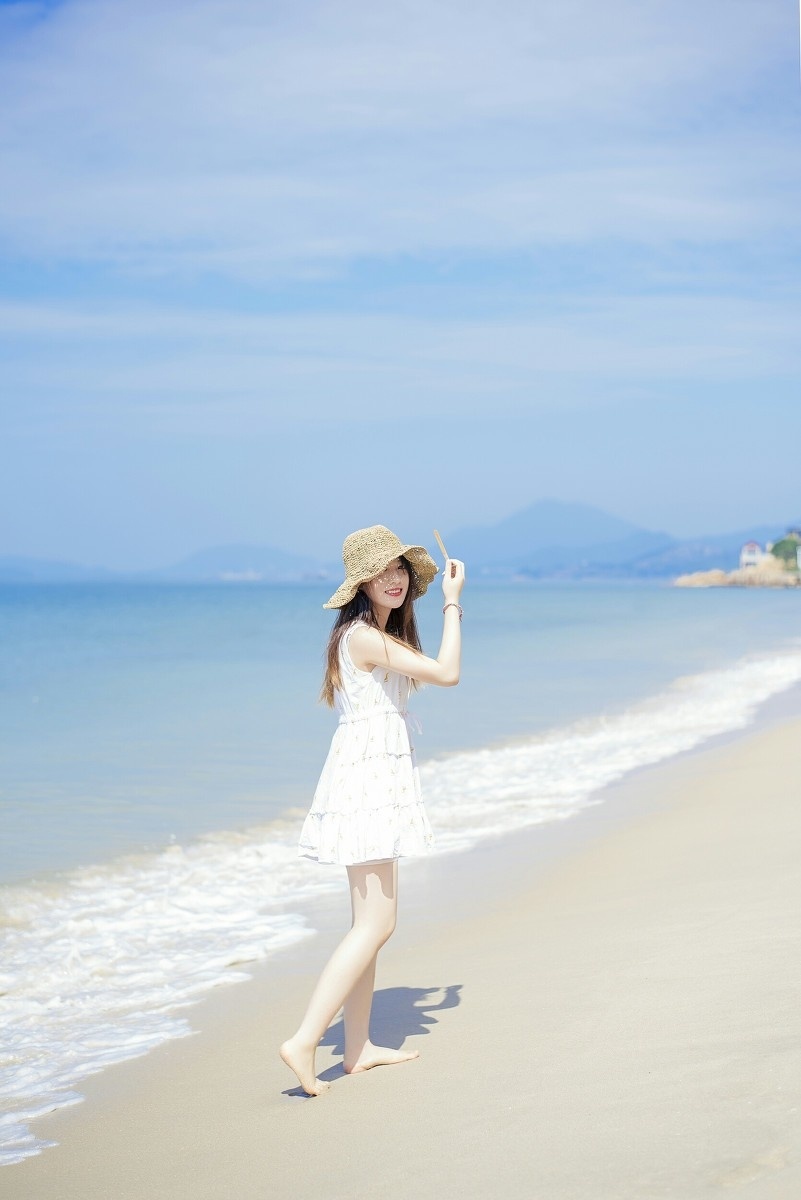 白裙清纯美女阳光沙滩美腿白嫩如霜图片