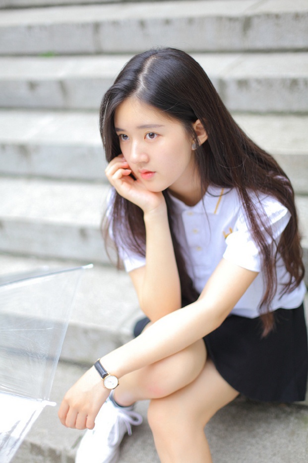 00后清纯长发美女校园洋溢青春活力写真