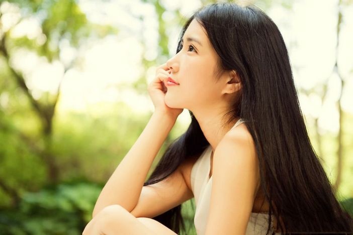清纯长发少气质美女户外阳光活力写真图片
