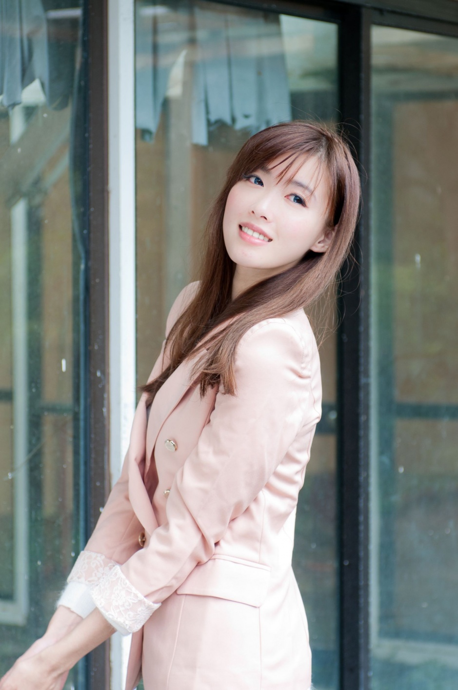 气质美女Kila晶晶/廖挺伶甜笑露齿养眼写真图片