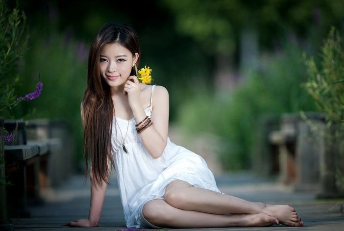 长发气质清纯美女性感吊带白裙诱人写真