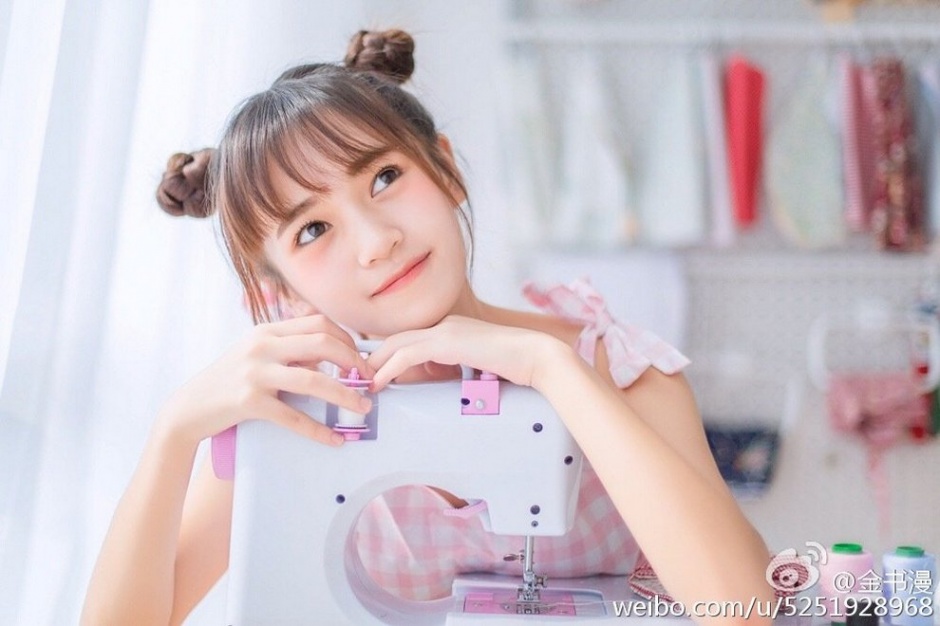 00后萌妹子金书漫清新丸子头自拍图片