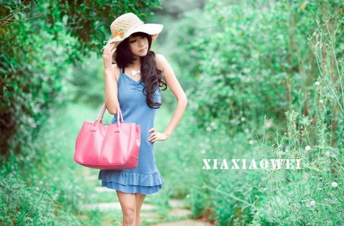 清纯美女夏小薇头戴遮阳帽户外踏青性感吊带裙展露好身材