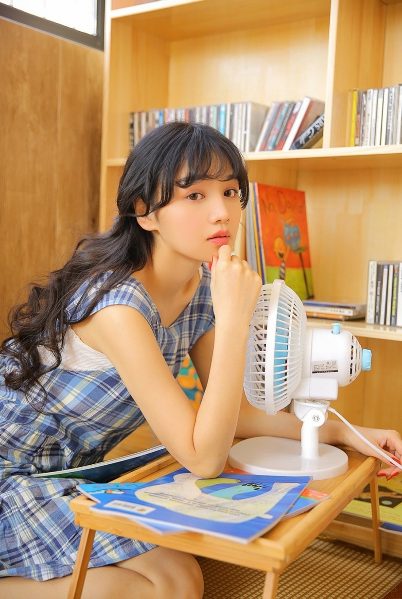 长卷发清纯大眼萌妹子文艺恬静私房写真图片