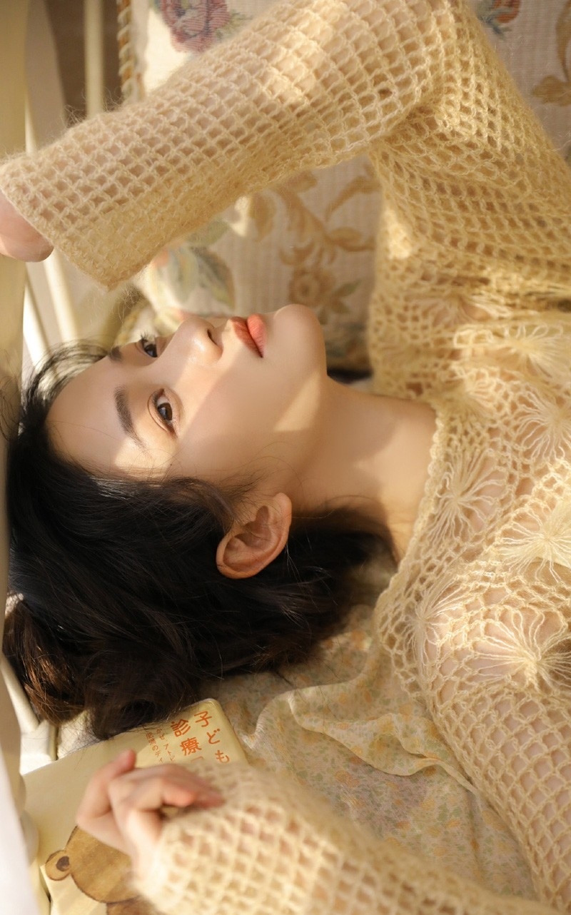 性感香肩混血美女镂空衫美腿真空诱人图片