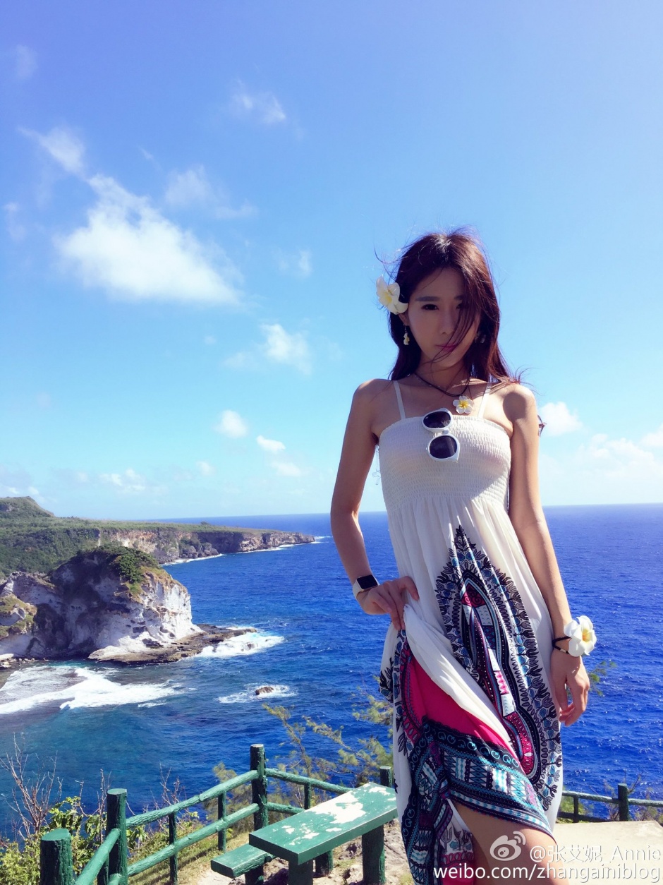 性感足球宝贝张艾妮Annie极品身材长裙旅拍写真