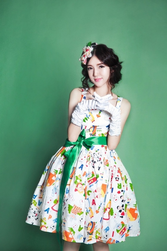 唯美气质白嫩香肩美女迷人写真图片