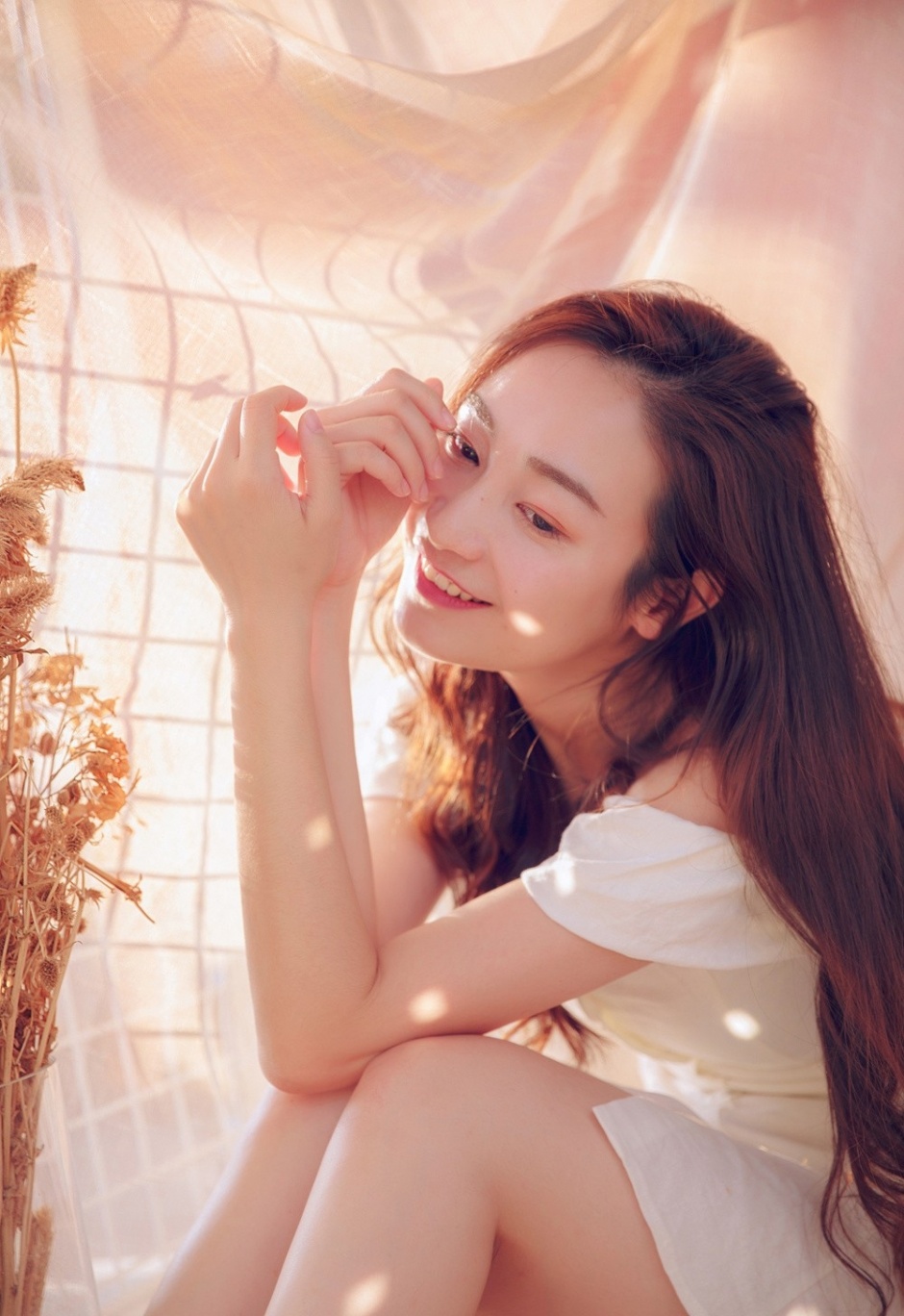 性感火辣御姐香肩吊带私房玉背风情写真图片