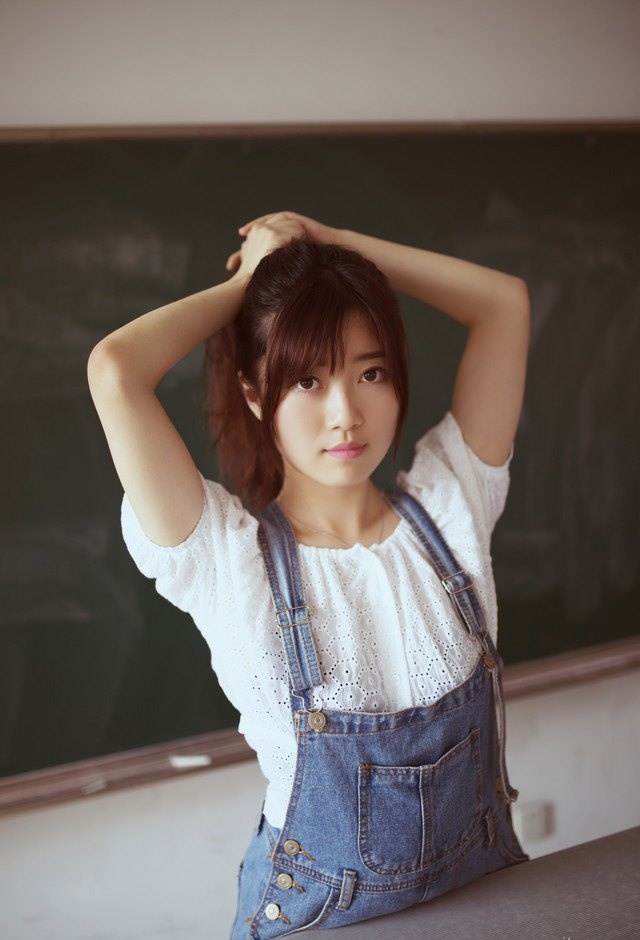 校园清纯学生妹呆萌养眼写真图片