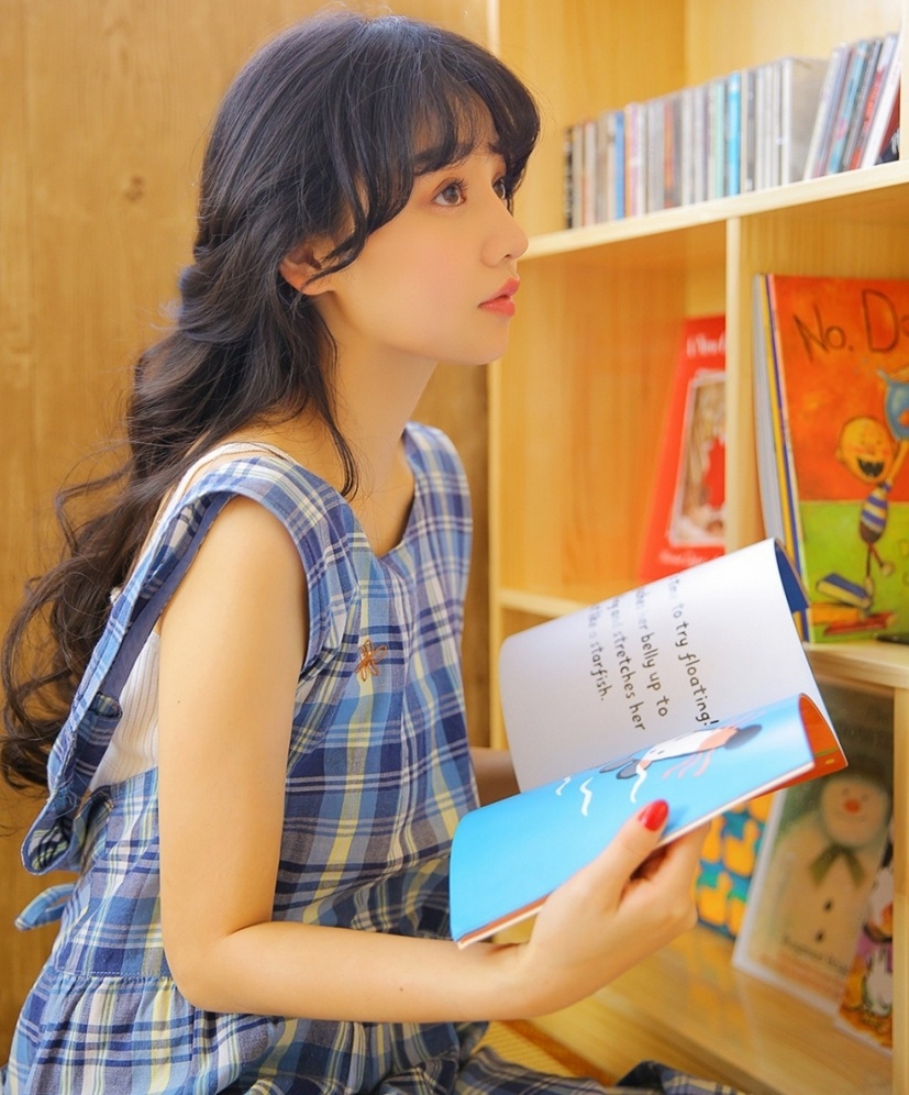 长卷发清纯大眼萌妹子文艺恬静私房写真图片