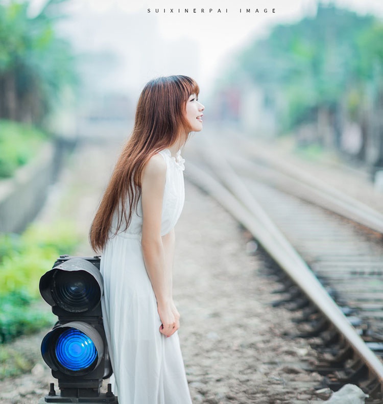 清纯白皙美女铁轨上甜笑迷人写真图片