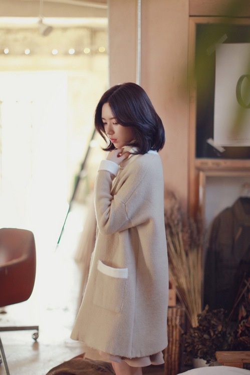 气质短发美女柔情似水室内唯美写真图片