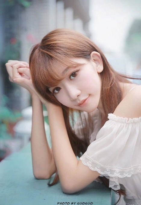 大眼清纯美女诱人香肩雪白蕾丝公主裙养眼生活照