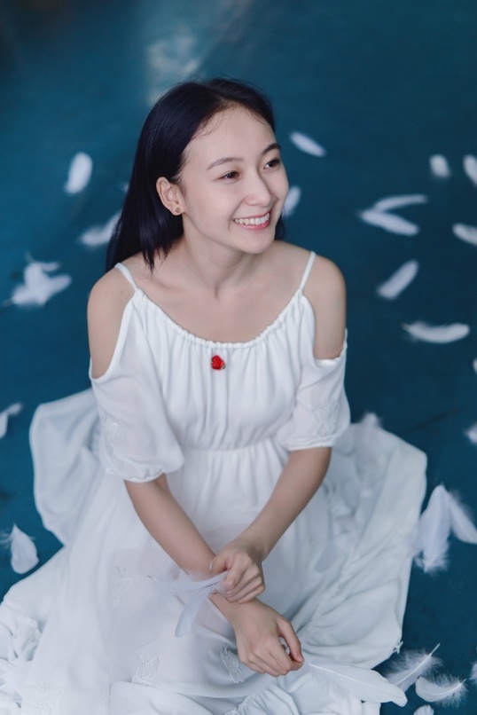恋上羽毛的吊带白裙女孩唯美写真照