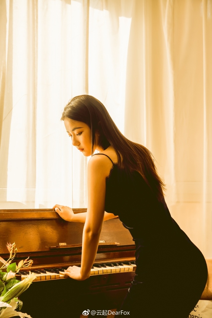 优雅冷艳美女吊带深v礼裙妖娆妩媚图片