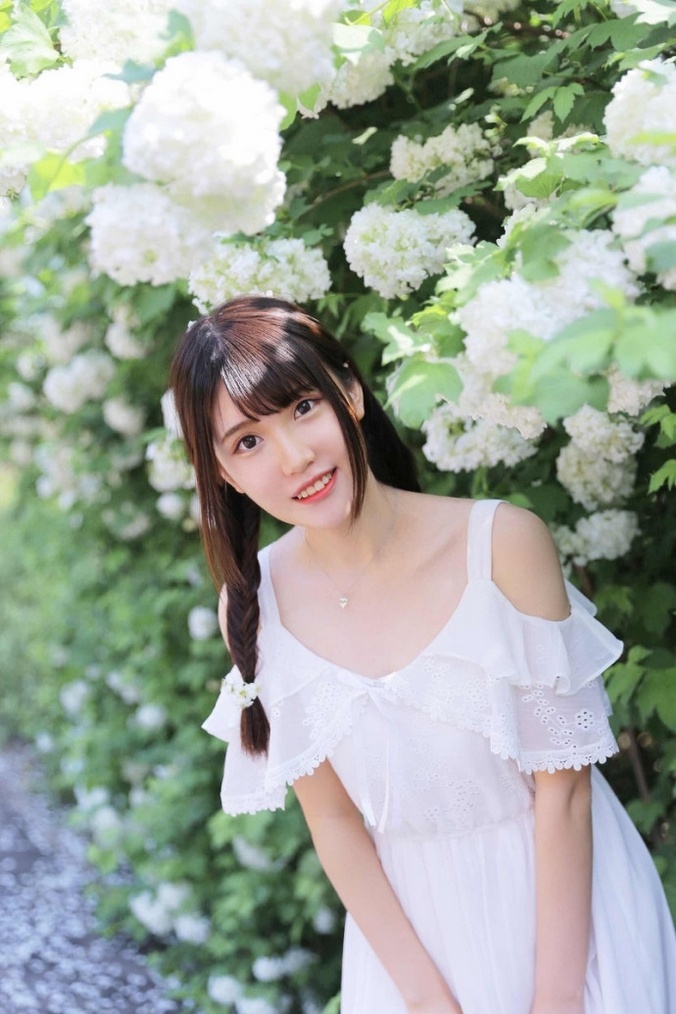 清纯白裙花仙子私房小露玉背性感写真图片