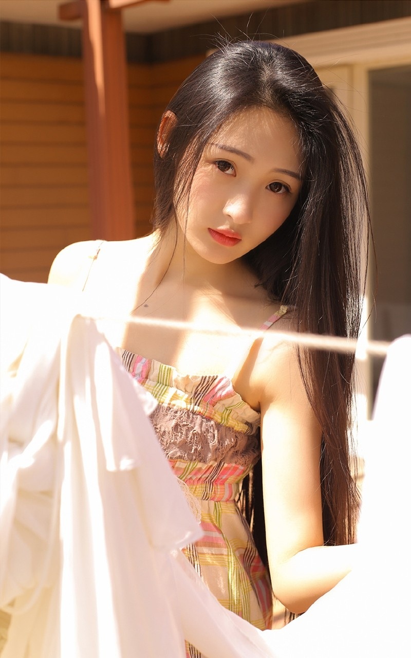 性感吊带美女长发披肩艳若桃李阳光下迷人写真