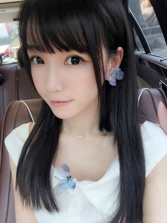 白皙粉嫩大眼网红女神诱人肌肤吹弹可破