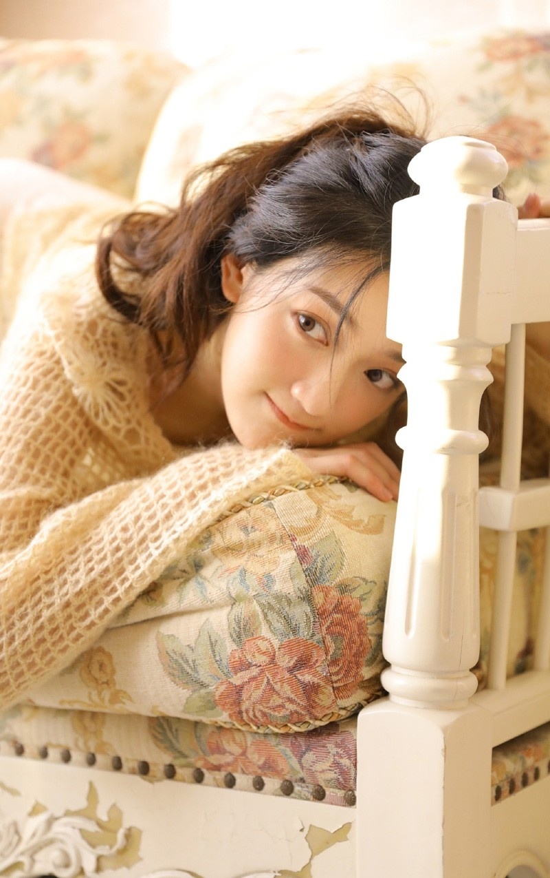 性感香肩混血美女镂空衫美腿真空诱人图片