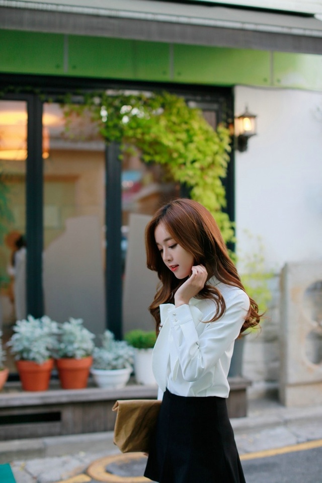 气质卷发美女中袜美腿职业装性感街拍美图