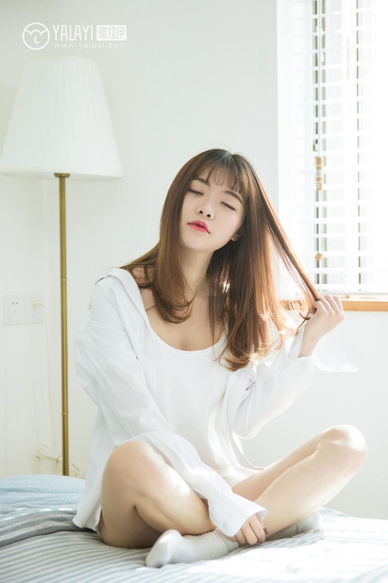 清纯少女阳阳性感白衬衫私房写真照