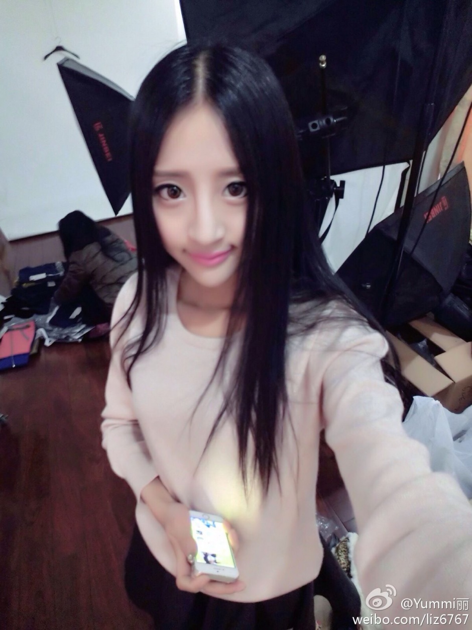 网红长腿美女Yummi丽生活自拍私密照写真