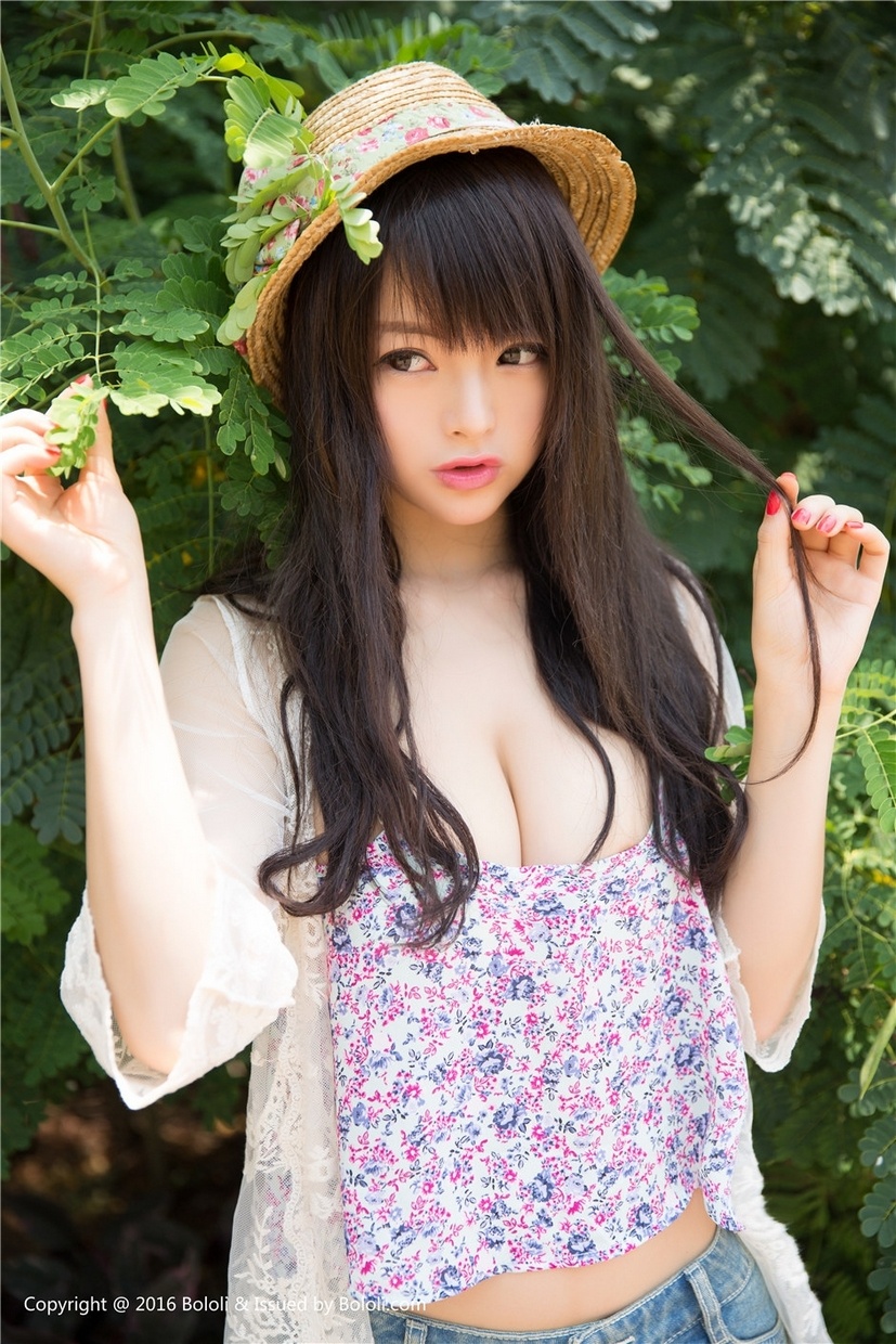 童颜巨乳大软妹李玲性感深沟吊带美腿户外诱人写真