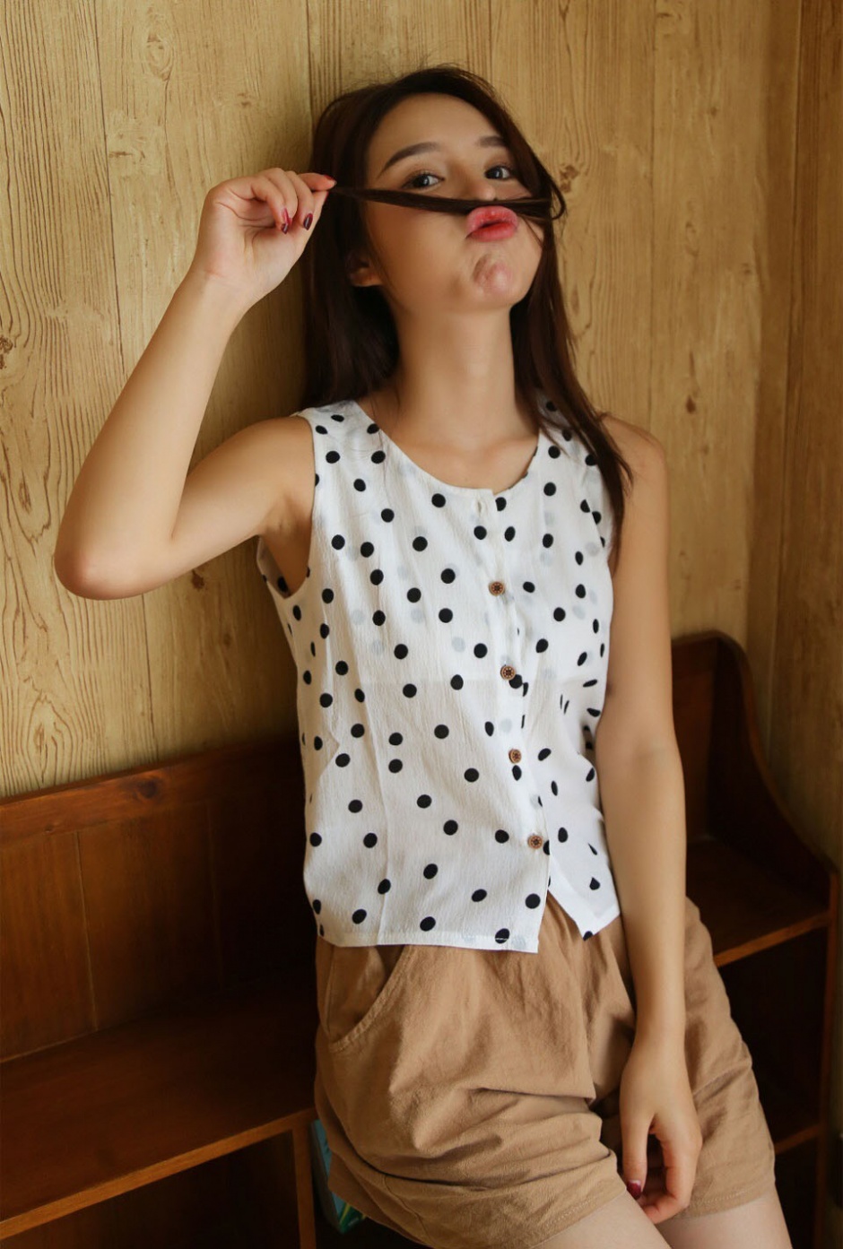 居家美女乌黑长发粉嫩脸蛋四肢纤细图片