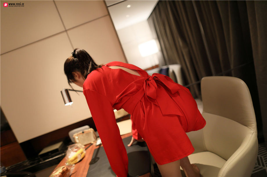 ROSI写真 清纯美女紧致美臀香艳私拍诱惑写真图片