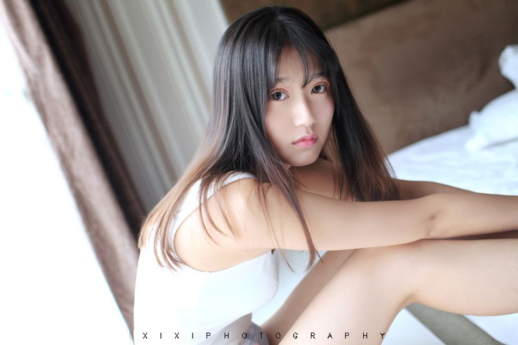 水嫩肌肤美女性感背心床上露胸诱惑