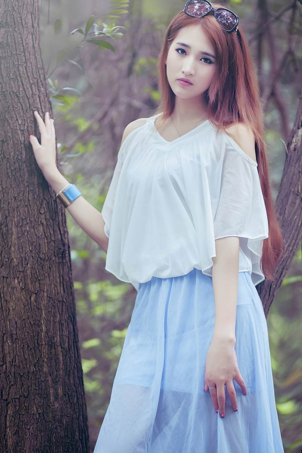 清纯美女野外长裙纯白写真照