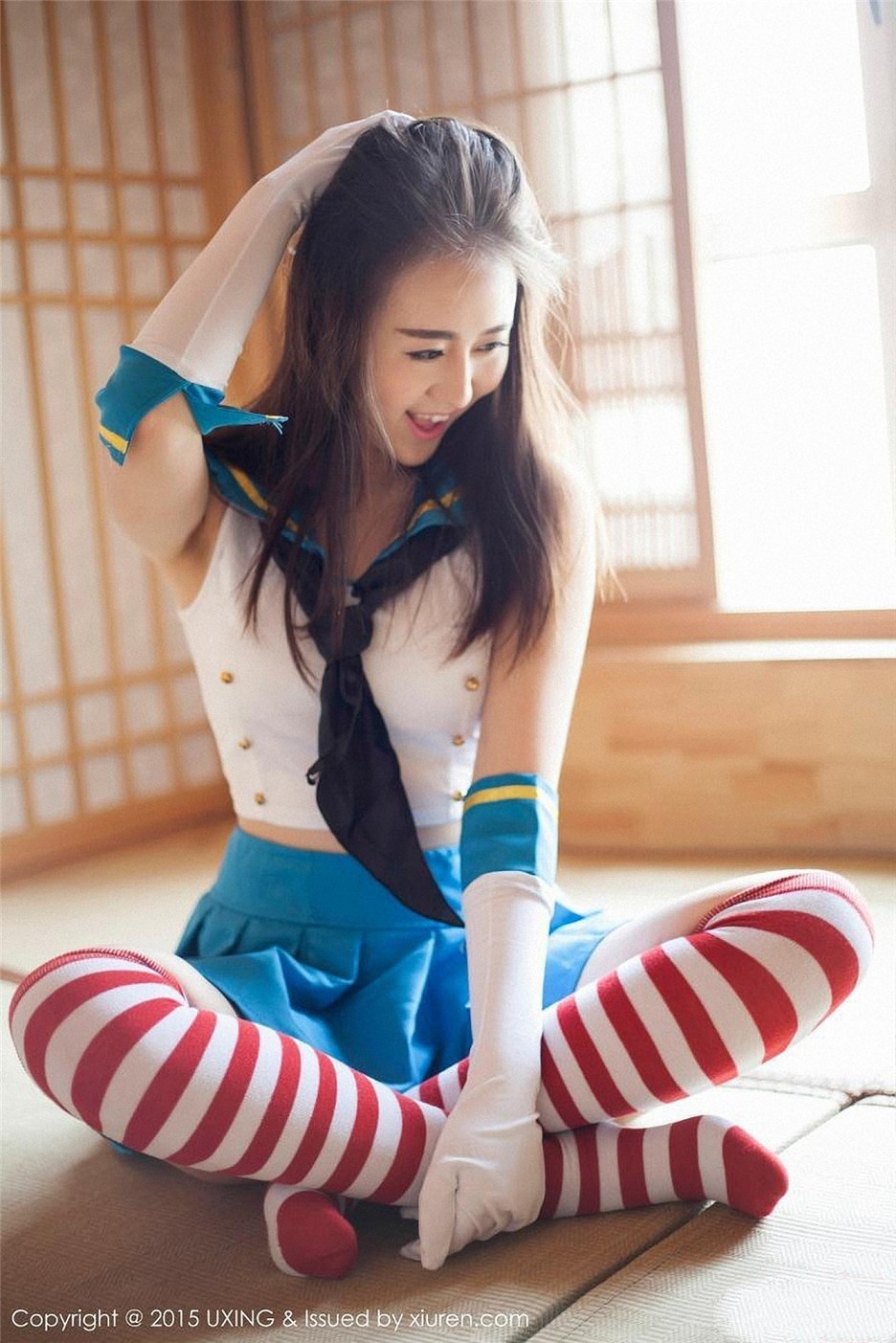 90后大美女王朝朝性感制服甜笑迷人写真图片